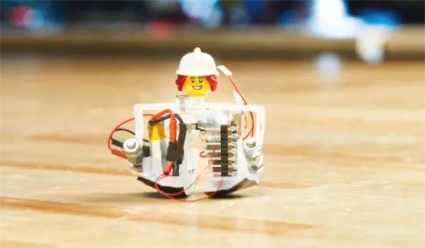 全球最小!美国推出自供电微型双足机器人“Zippy”:身高不足4厘米